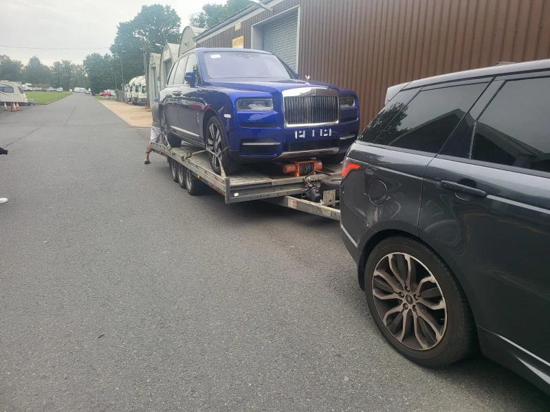 blue-vintage-car-towing-london