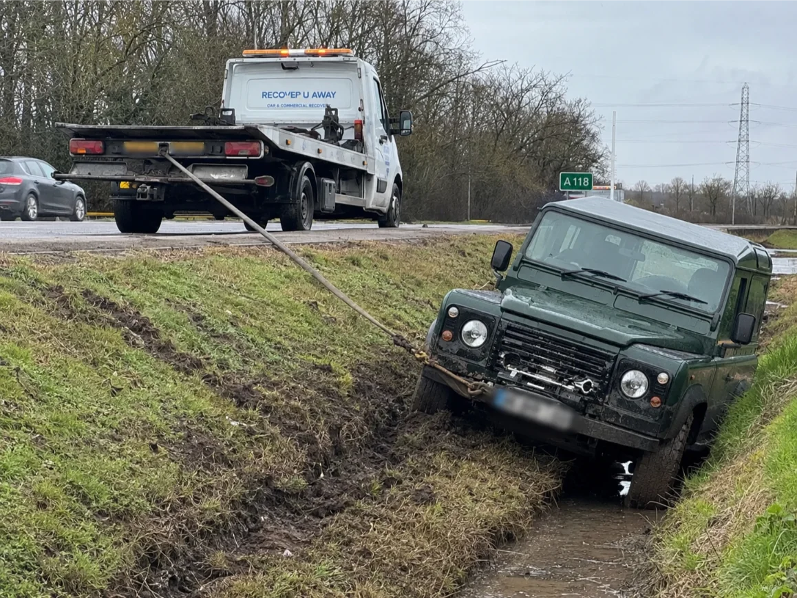 Land Rover Defender ditch recovery on the A118 in London