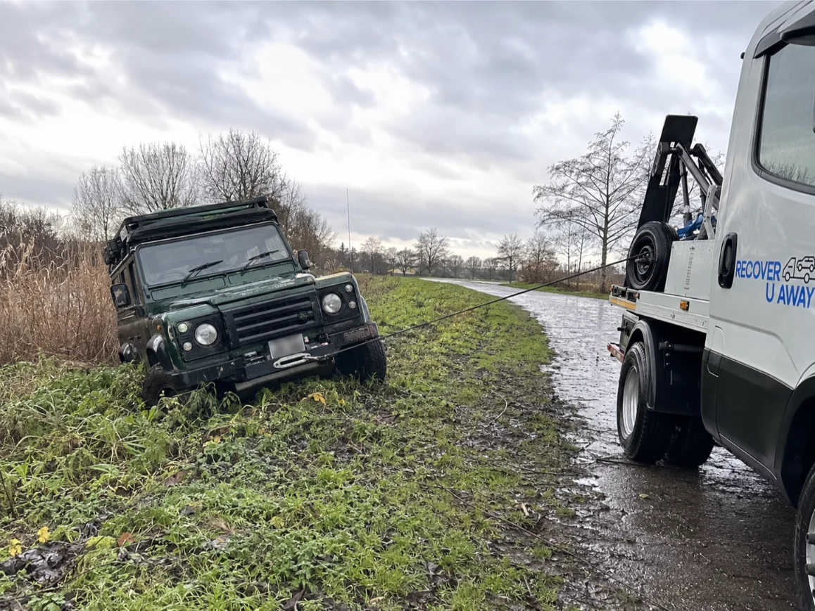 Land Rover Defender ditch recovery in Walthamstow