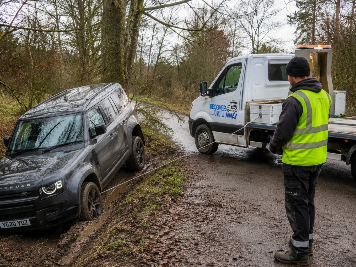 Land Rpver Defender Ditch Rescue Epping