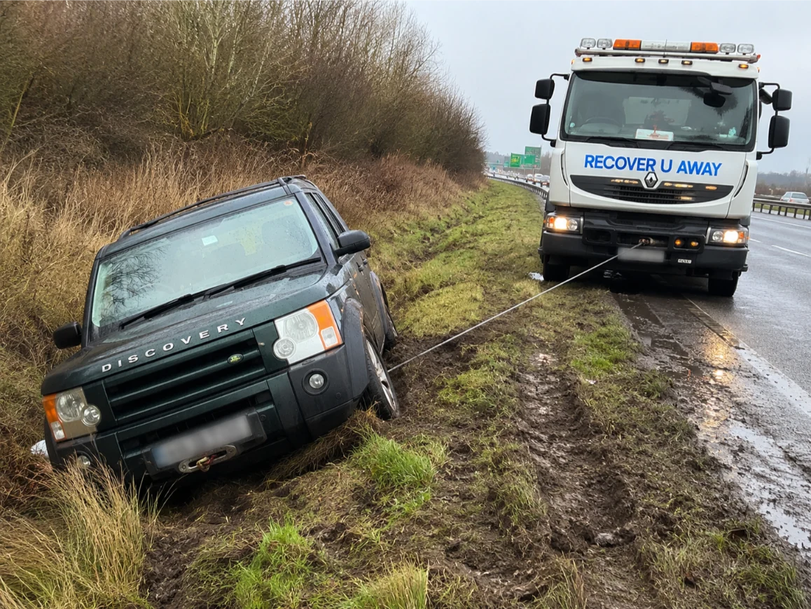 Land Rover Discovery ditch recovery on the A12 in London