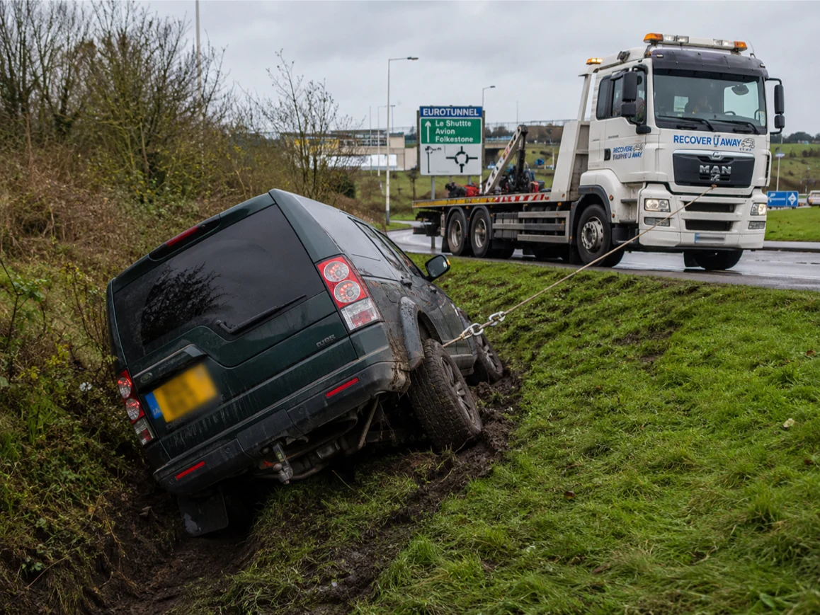 Land Rover Discovery ditch recovery at Eurotunnel Folkestone